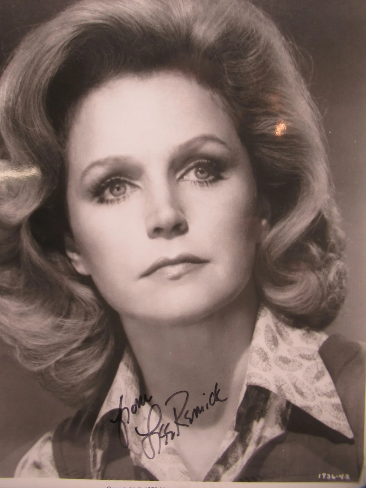 LEE REMICK — LEE REMICK SIGNED MGM THE OMEN . 1977 , 8X10" PHOTO AUTOGRAPHED W COA, изображение 2