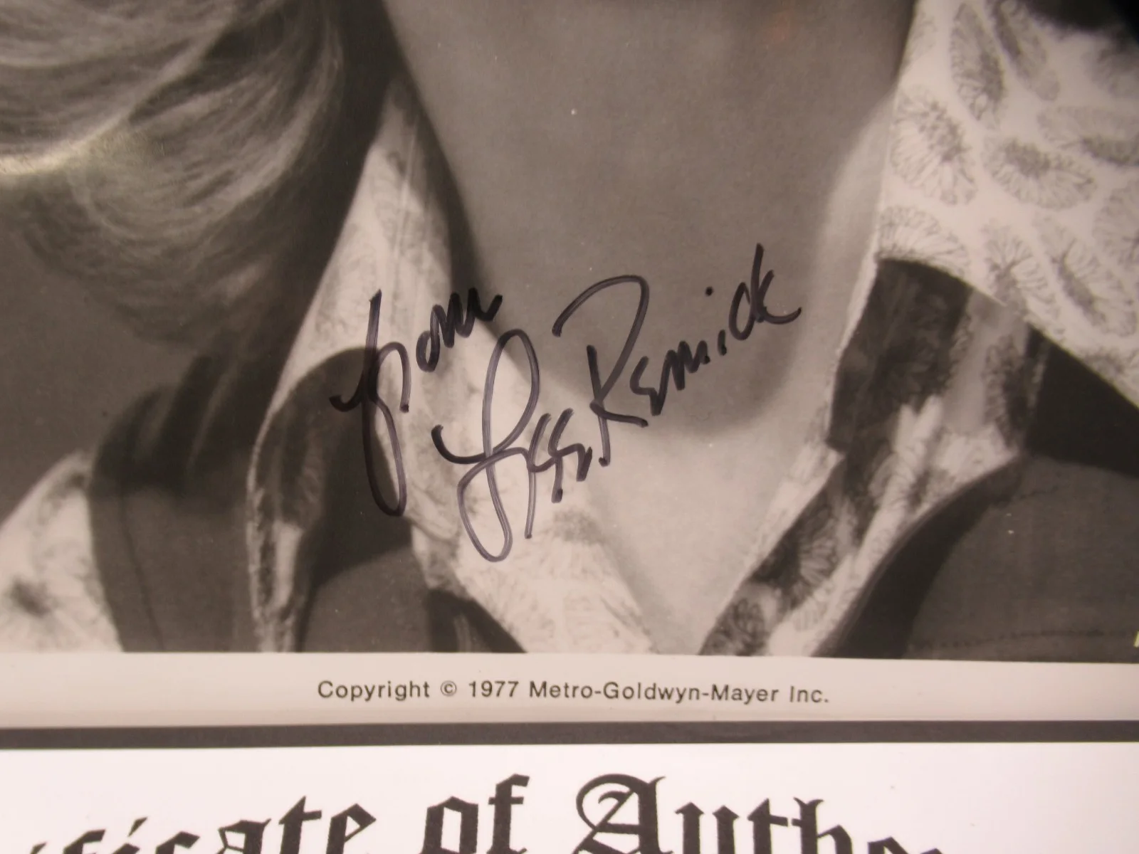 LEE REMICK — LEE REMICK SIGNED MGM THE OMEN . 1977 , 8X10" PHOTO AUTOGRAPHED W COA, изображение 3