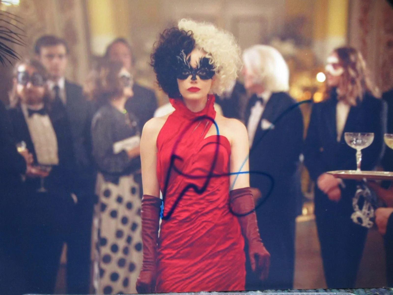 EMMA STONE — CRUELLA , EMMA STONE SIGNED RED DRESS AT THE BALL 8X11 PHOTO AUTOGRAPHED W COA, изображение 2