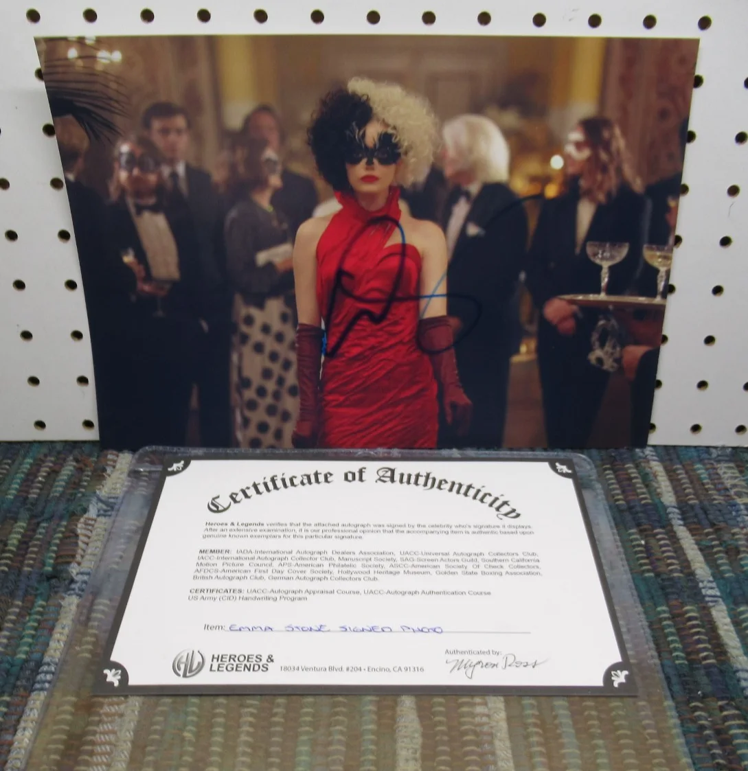 EMMA STONE — CRUELLA , EMMA STONE SIGNED RED DRESS AT THE BALL 8X11 PHOTO AUTOGRAPHED W COA, изображение 3