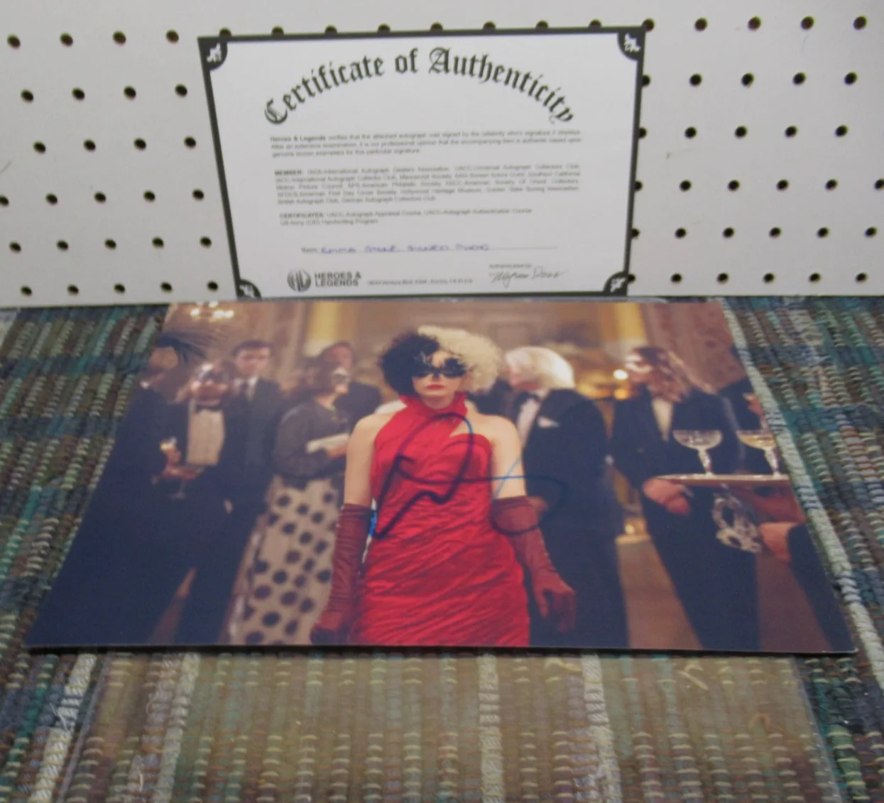 EMMA STONE — CRUELLA , EMMA STONE SIGNED RED DRESS AT THE BALL 8X11 PHOTO AUTOGRAPHED W COA, изображение 5
