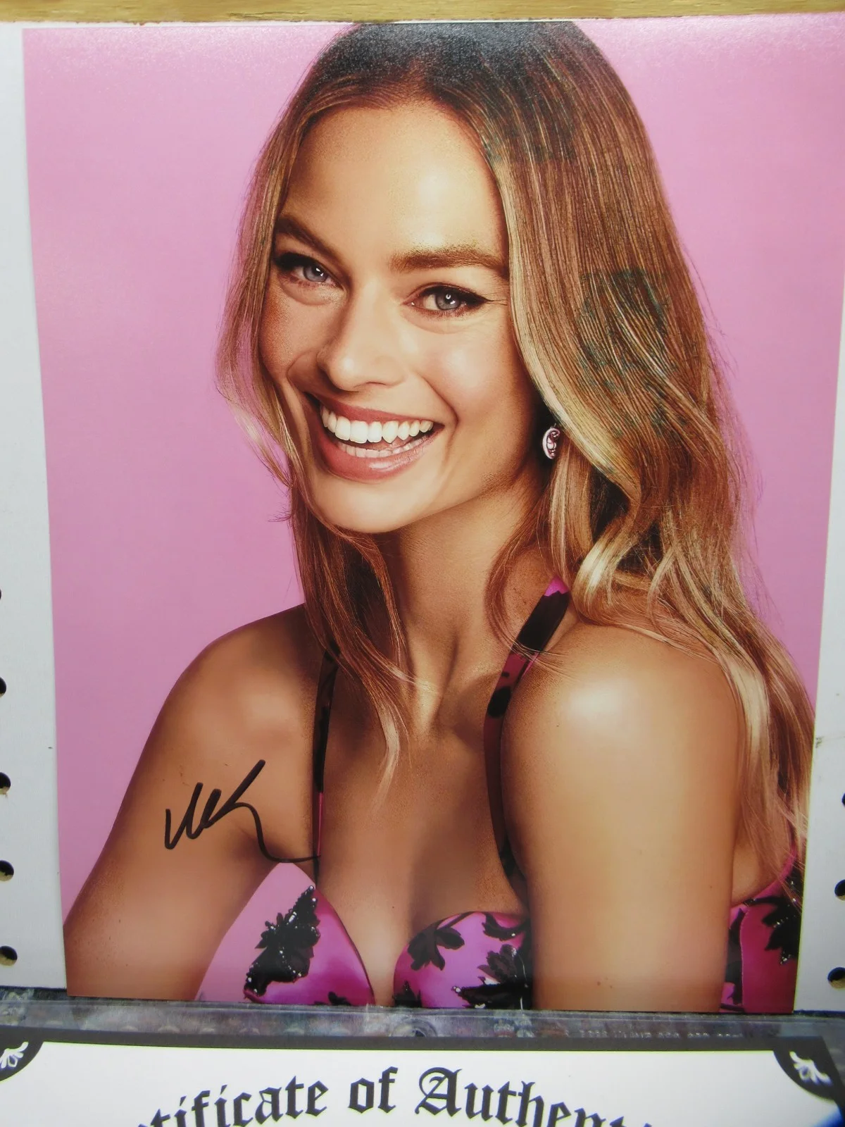 Margot Robbie — ACTRESS MARGOT ROBBIE , SIGNED 8"X10" PHOTO , AUTOGRAPHED W COA, изображение 2