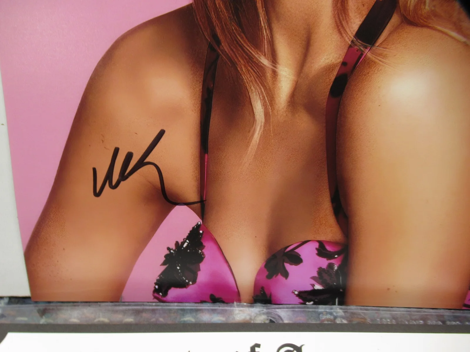 Margot Robbie — ACTRESS MARGOT ROBBIE , SIGNED 8"X10" PHOTO , AUTOGRAPHED W COA, изображение 3