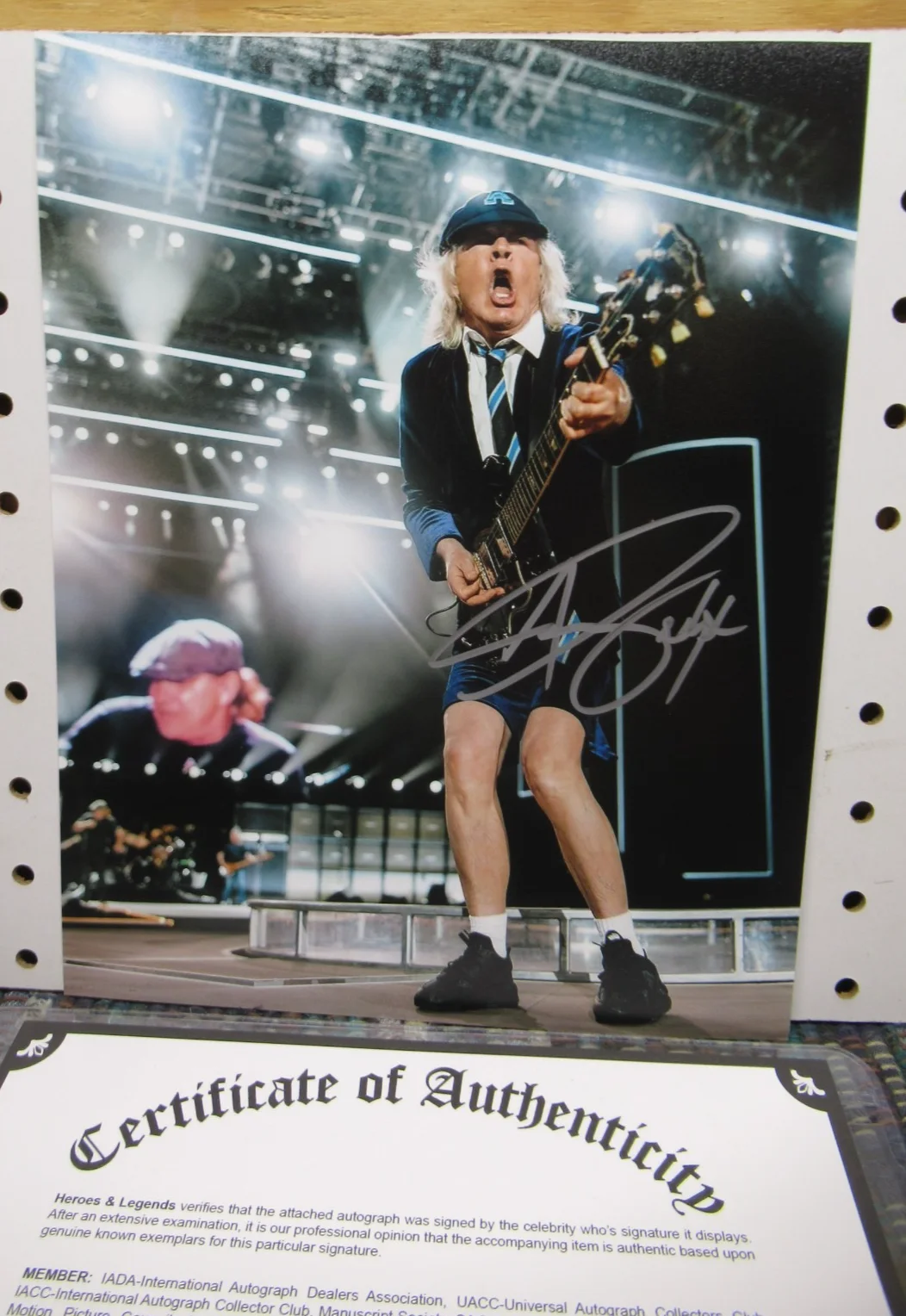ANGUS YOUNG — ANGUS YOUNG - AC / DC ROCK BAND SIGNED 8"X10" PHOTO AUTOGRAPHED W COA, изображение 2