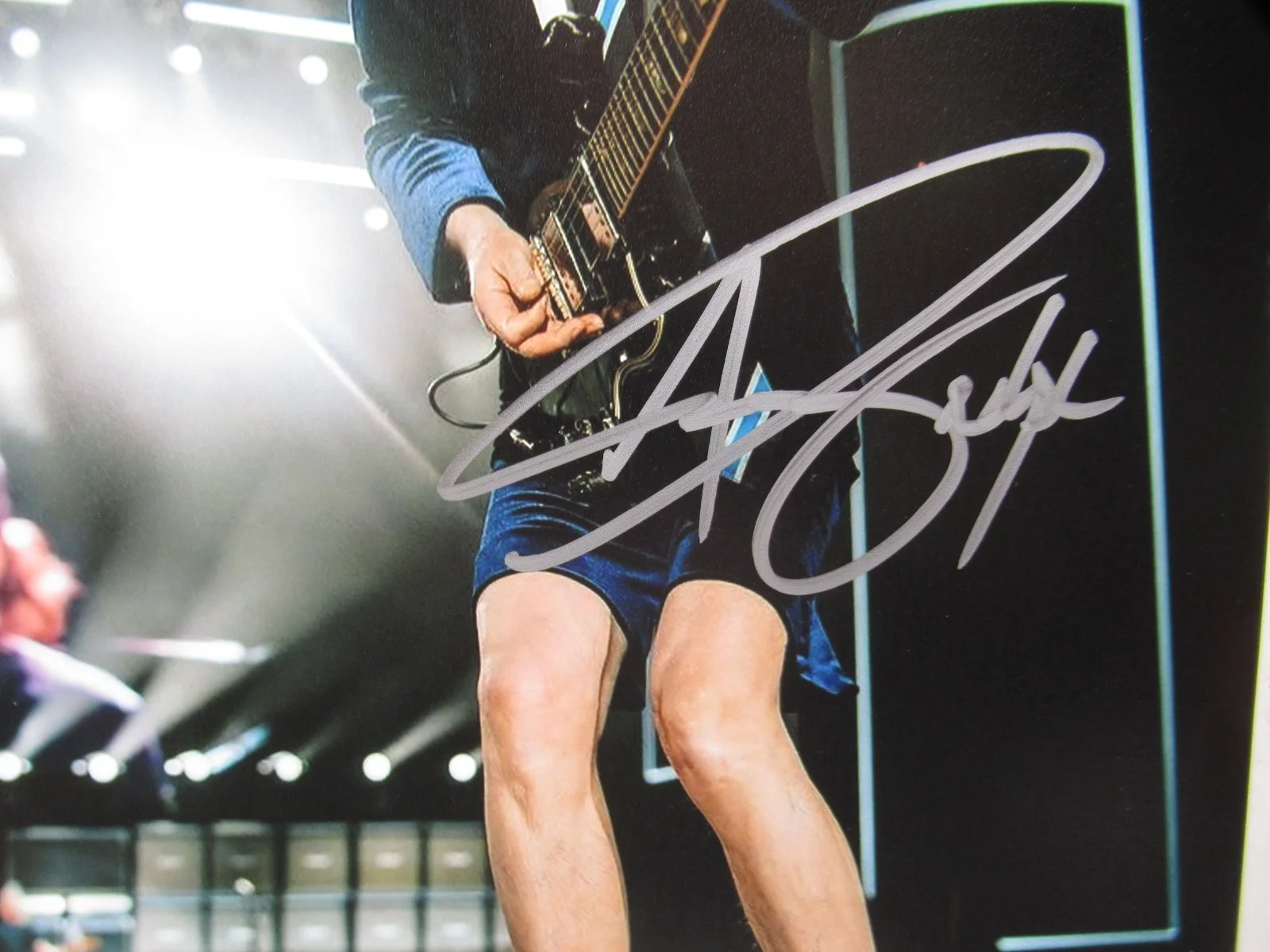 ANGUS YOUNG — ANGUS YOUNG - AC / DC ROCK BAND SIGNED 8"X10" PHOTO AUTOGRAPHED W COA, изображение 3