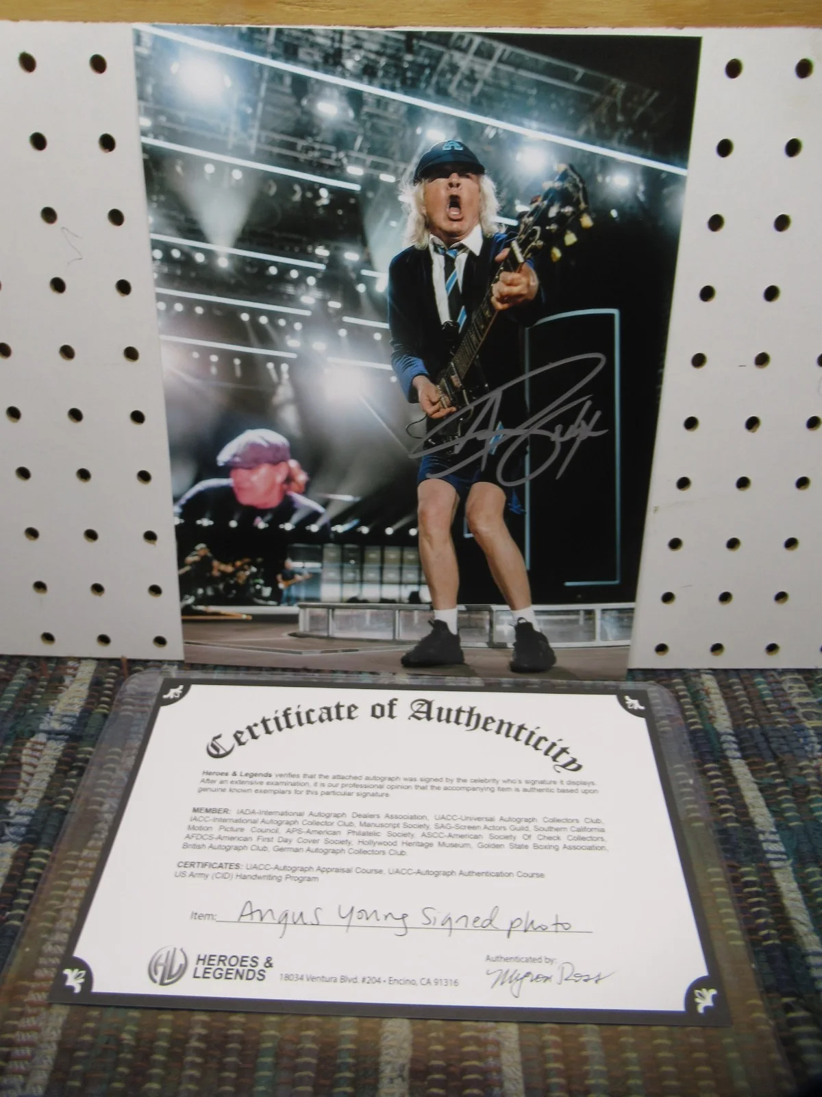 ANGUS YOUNG — ANGUS YOUNG - AC / DC ROCK BAND SIGNED 8"X10" PHOTO AUTOGRAPHED W COA, изображение 4