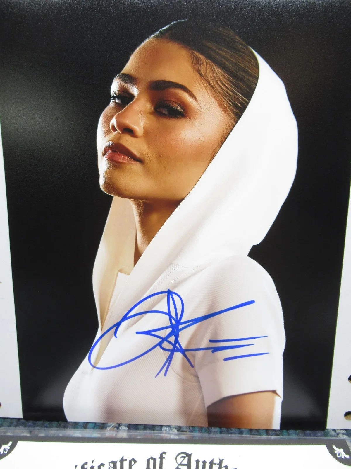 ZENDAYA — ZENDAYA DUNE ACTRESS IN WHITE HOOD SIGNED 8"X10" PHOTO AUTOGRAPHED W COA, image 2
