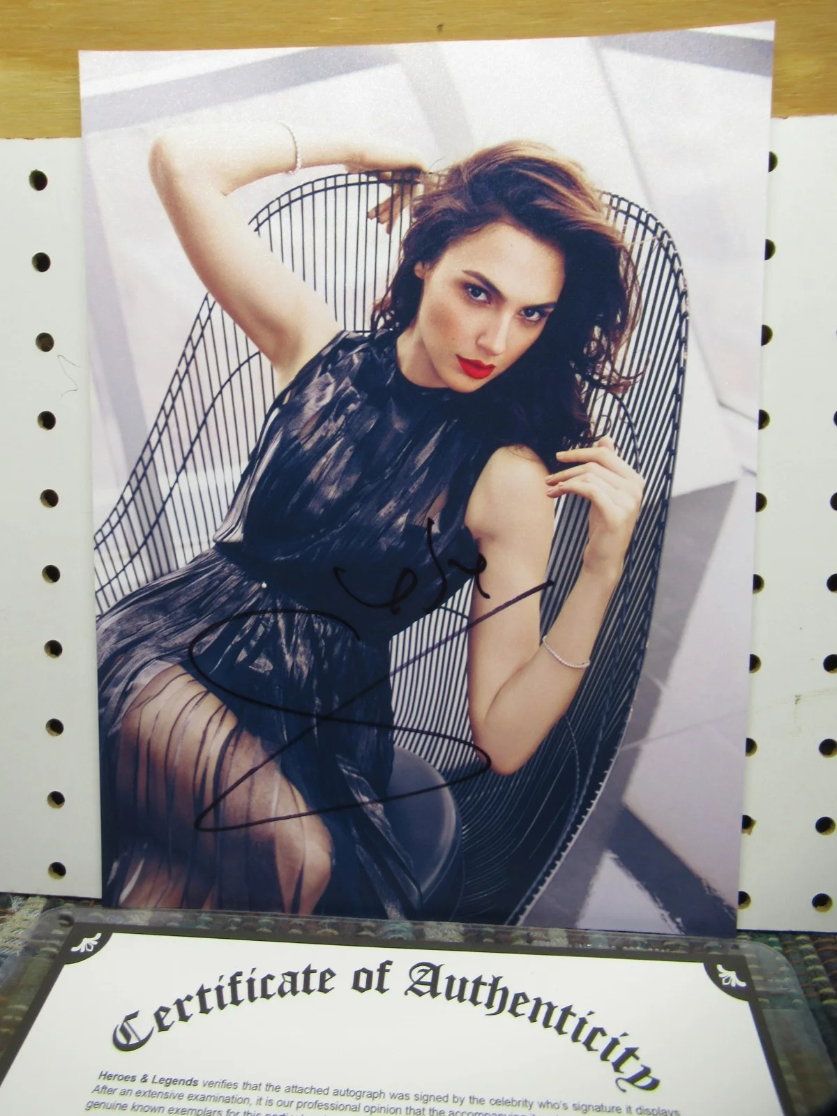 GAL GADOT — GAL GADOT ACTRESS SIGNED 8"X10" PHOTO AUTOGRAPHED W COA BOXED, изображение 2