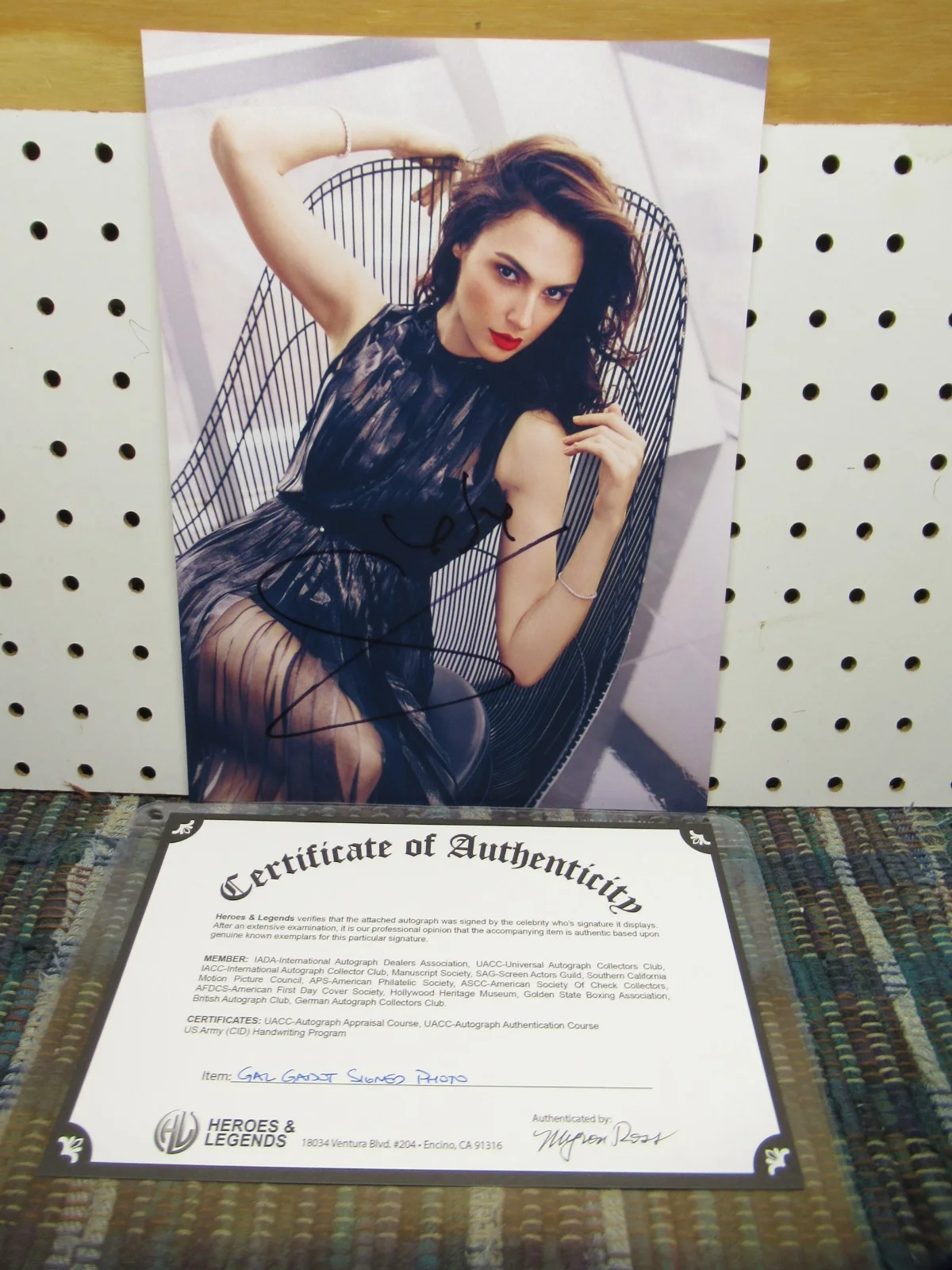GAL GADOT — GAL GADOT ACTRESS SIGNED 8"X10" PHOTO AUTOGRAPHED W COA BOXED, изображение 4