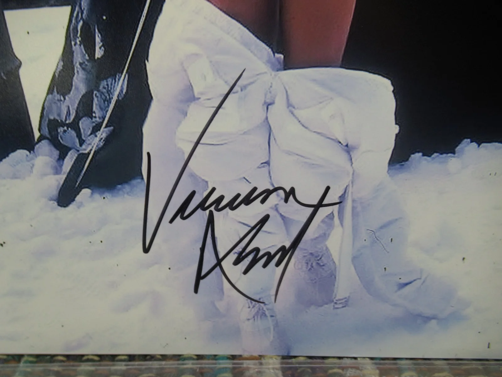 VANESSA ANGEL — VANESSA ANGEL , SPIES LIKE US , SIGNED 8"X10" PHOTO AUTOGRAPHED W COA, изображение 3