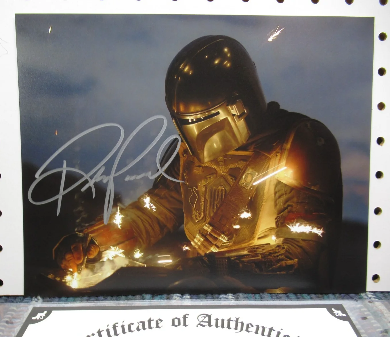 PEDRO PASCAL — PEDRO PASCAL STAR WARS THE MANDALORIAN SIGNED 8"X10" PHOTO AUTOGRAPHED W COA, изображение 2