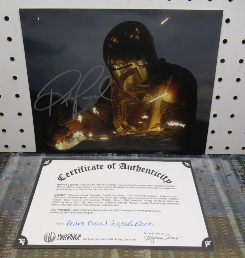 PEDRO PASCAL — PEDRO PASCAL STAR WARS THE MANDALORIAN SIGNED 8"X10" PHOTO AUTOGRAPHED W COA, изображение 3
