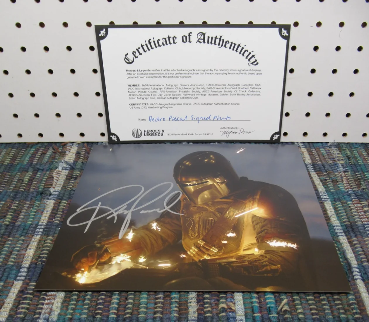 PEDRO PASCAL — PEDRO PASCAL STAR WARS THE MANDALORIAN SIGNED 8"X10" PHOTO AUTOGRAPHED W COA, изображение 5