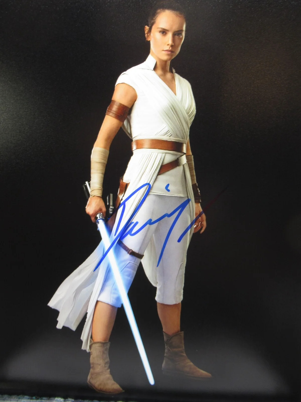 DAISY RIDLEY — DAISY RIDLEY REY , STAR WARS , SIGNED 8"X10" PHOTO , AUTOGRAPHED W COA