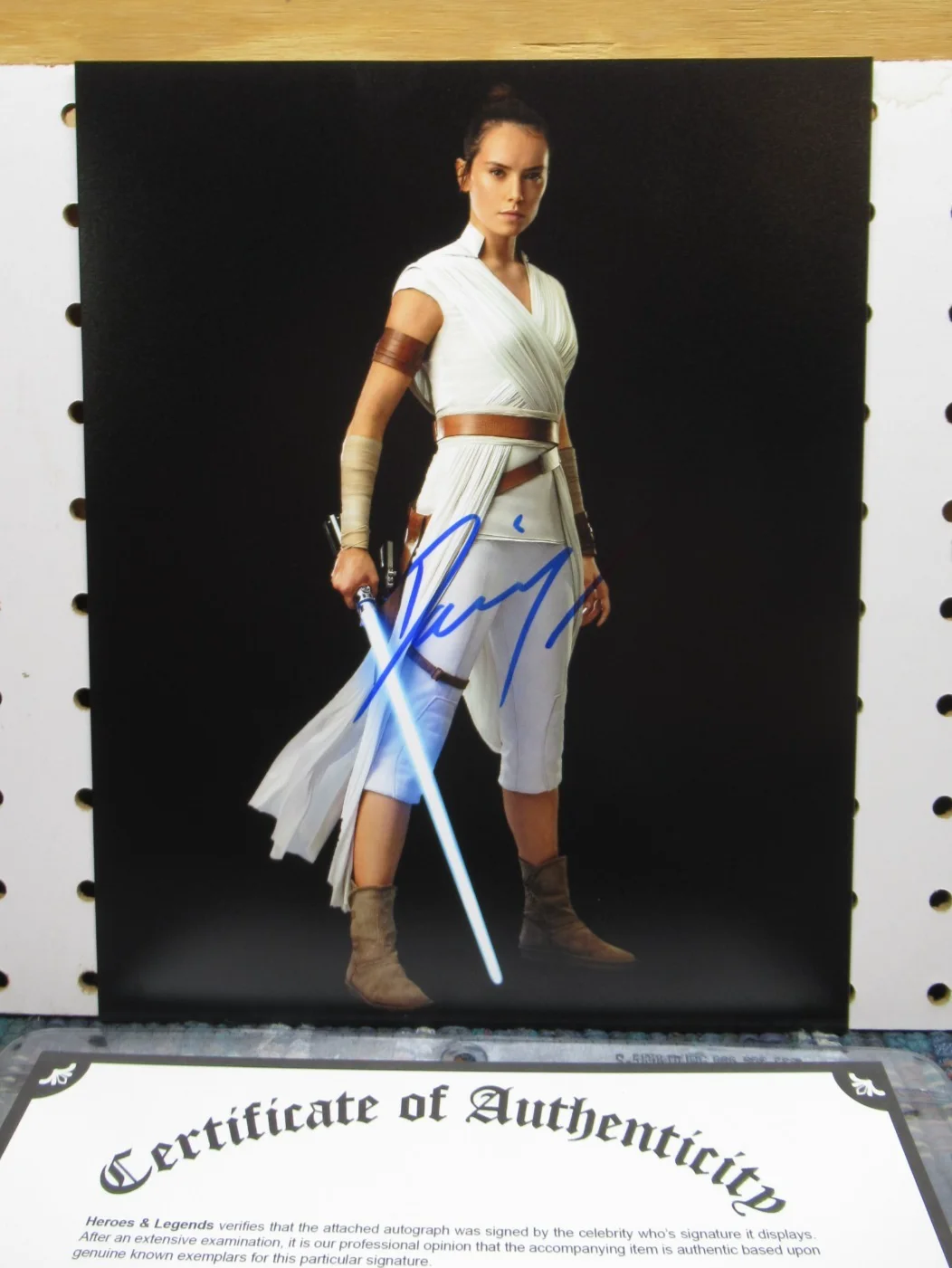 DAISY RIDLEY — DAISY RIDLEY REY , STAR WARS , SIGNED 8"X10" PHOTO , AUTOGRAPHED W COA, изображение 2