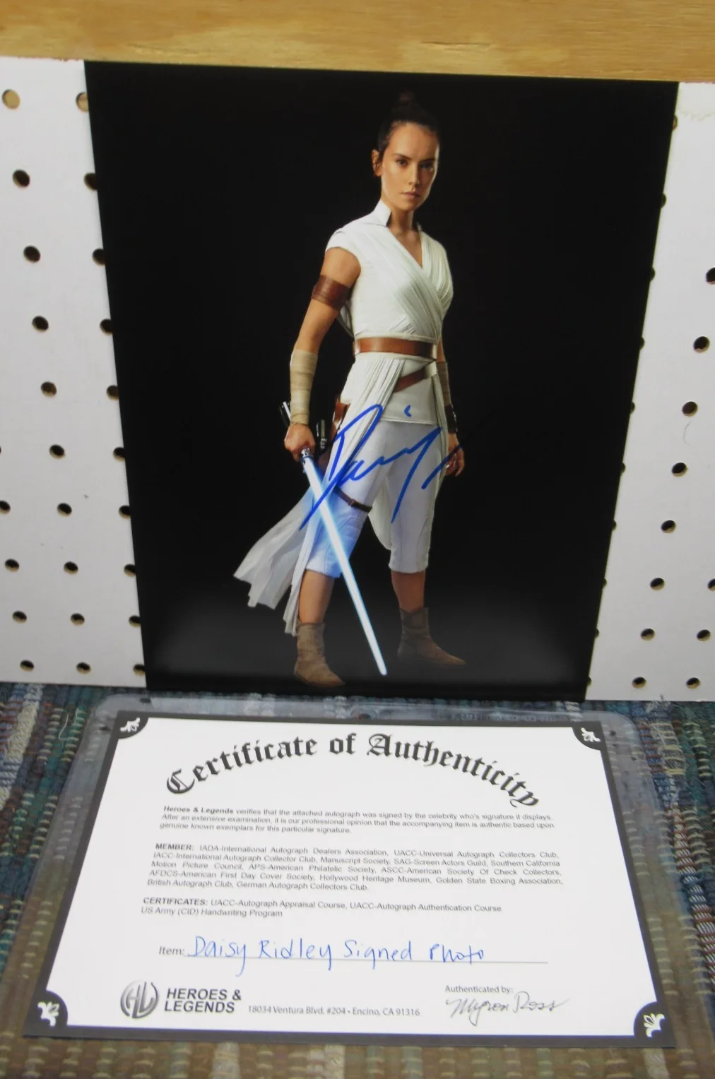 DAISY RIDLEY — DAISY RIDLEY REY , STAR WARS , SIGNED 8"X10" PHOTO , AUTOGRAPHED W COA, изображение 3