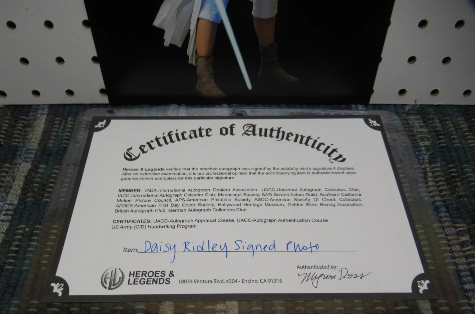 DAISY RIDLEY — DAISY RIDLEY REY , STAR WARS , SIGNED 8"X10" PHOTO , AUTOGRAPHED W COA, изображение 4