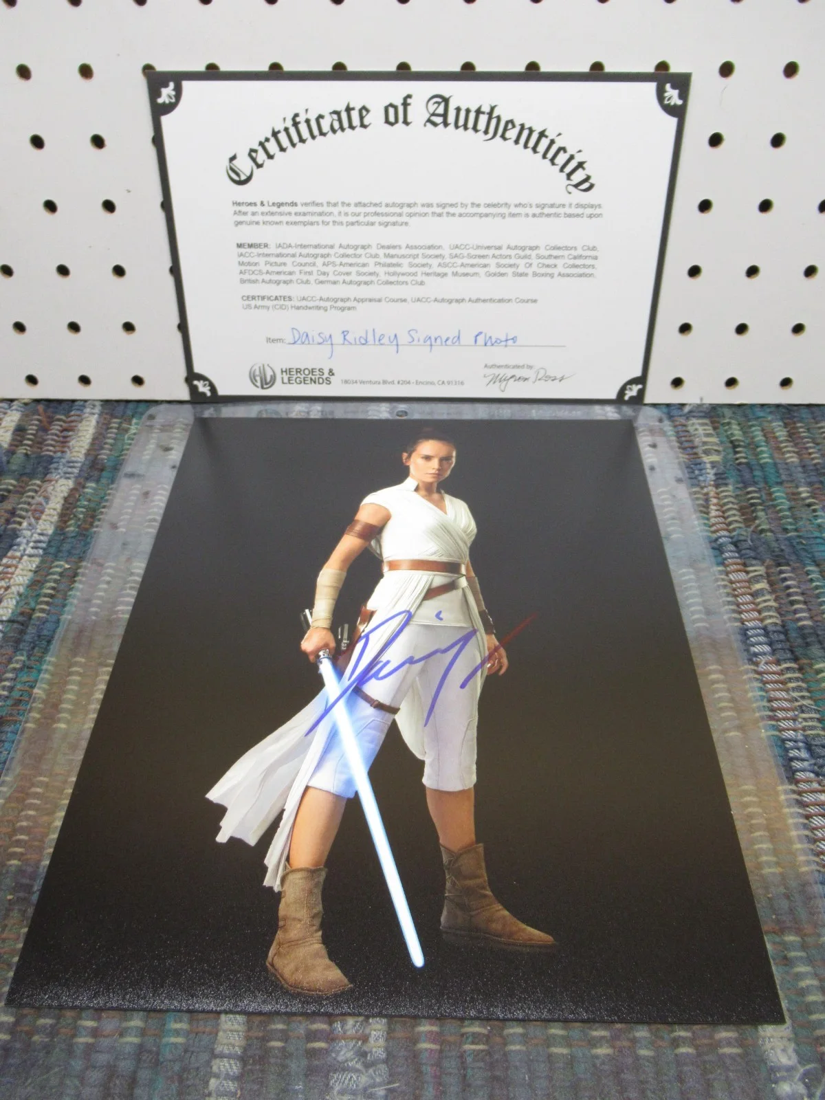 DAISY RIDLEY — DAISY RIDLEY REY , STAR WARS , SIGNED 8"X10" PHOTO , AUTOGRAPHED W COA, изображение 5