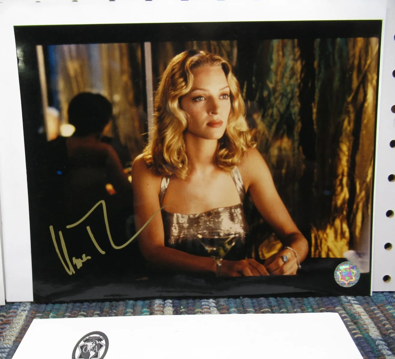 UMA THURMAN — UMA THURMAN PULP FICTION W / GFA SIGNED 8"X10" PHOTO AUTOGRAPHED