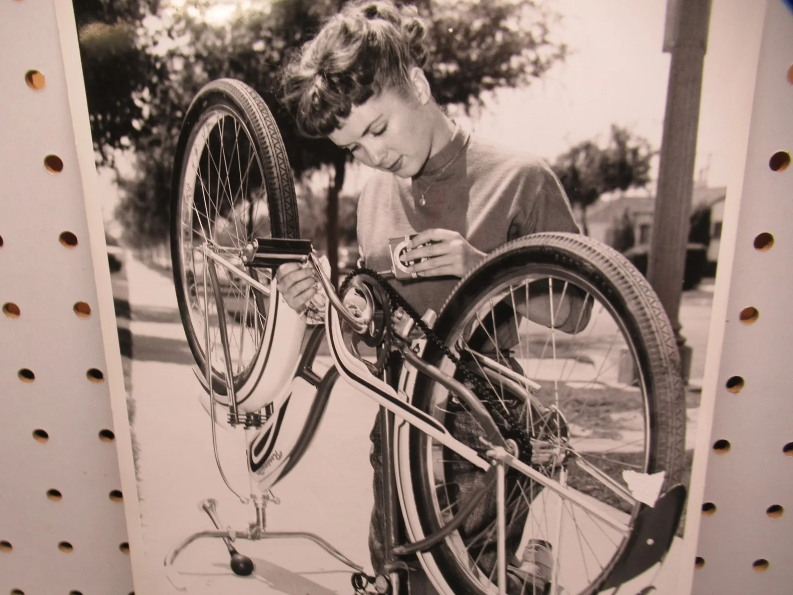 DEBBIE REYNOLDS PERSONALLY OWNED PUBLIC BICYCLE SAFETY PHOTO EARLY RELEASE W/COP, изображение 2