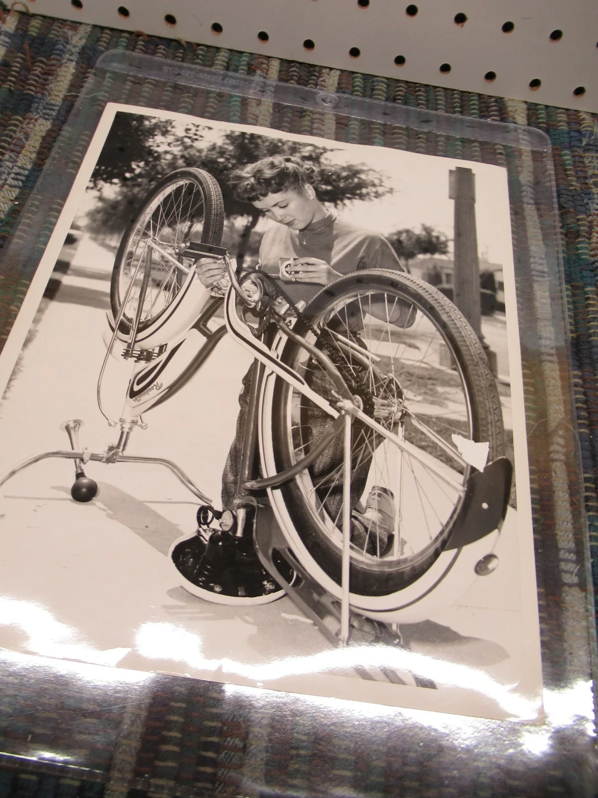 DEBBIE REYNOLDS PERSONALLY OWNED PUBLIC BICYCLE SAFETY PHOTO EARLY RELEASE W/COP, изображение 3