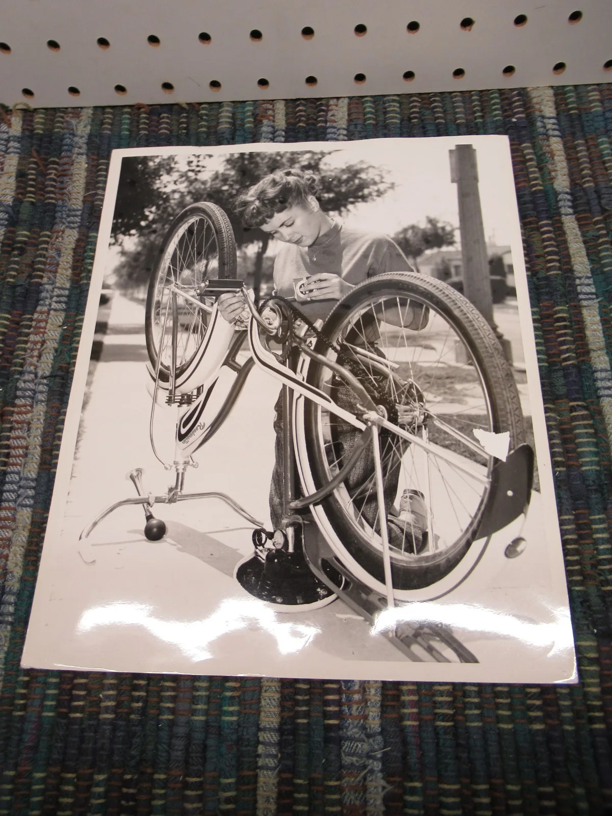 DEBBIE REYNOLDS PERSONALLY OWNED PUBLIC BICYCLE SAFETY PHOTO EARLY RELEASE W/COP, изображение 4