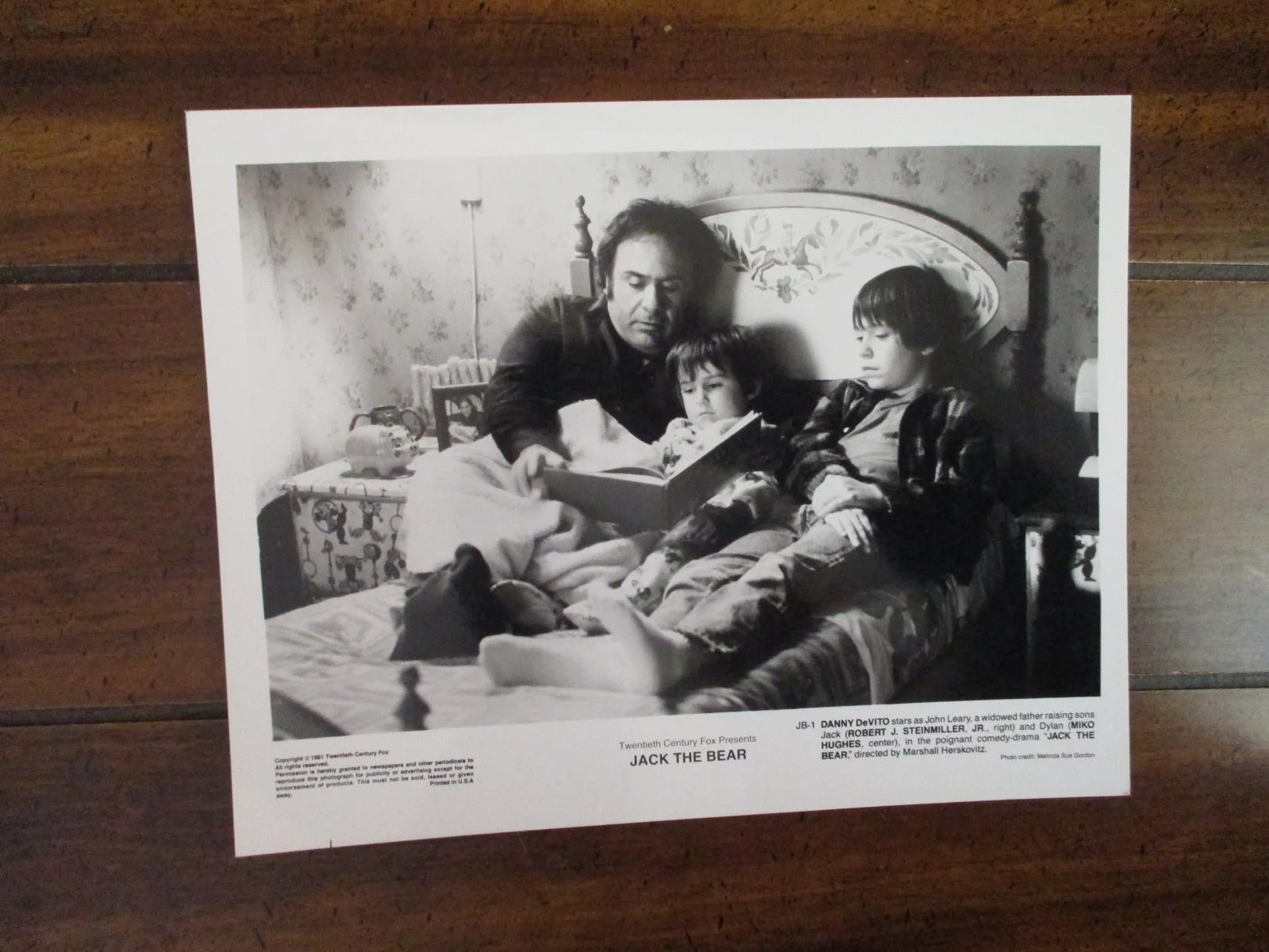 Robert J. Steinmiller Jr./Danny DeVito/Miko Hughes(JACK THE BEAR)10x8 1993 Photo, изображение 2