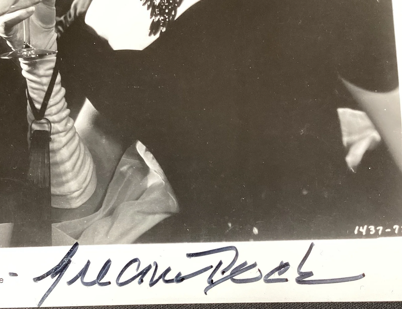 Gregory Peck — Gregory Peck Signed Photo 8x10 Actor The Great Sinner Oscar Autograph JSA 3, изображение 2
