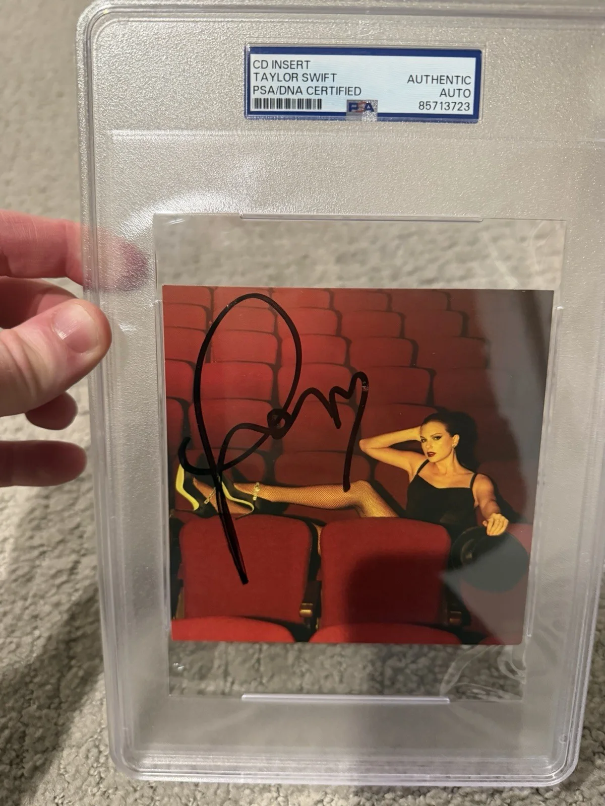 Taylor Swift Signed CD Insert Life Of A Showgirl Autograph PSA Authentic Auto, изображение 3