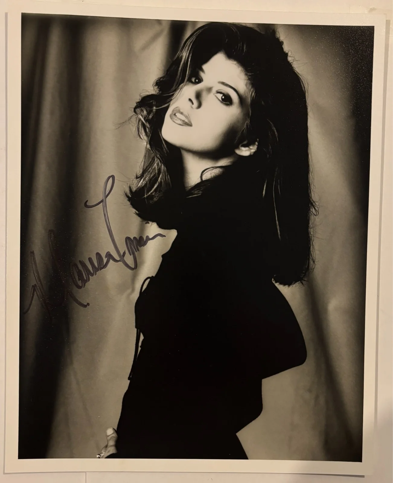 Marisa Tomei — Marisa Tomei hand signed 8" x 10" autographed photograph