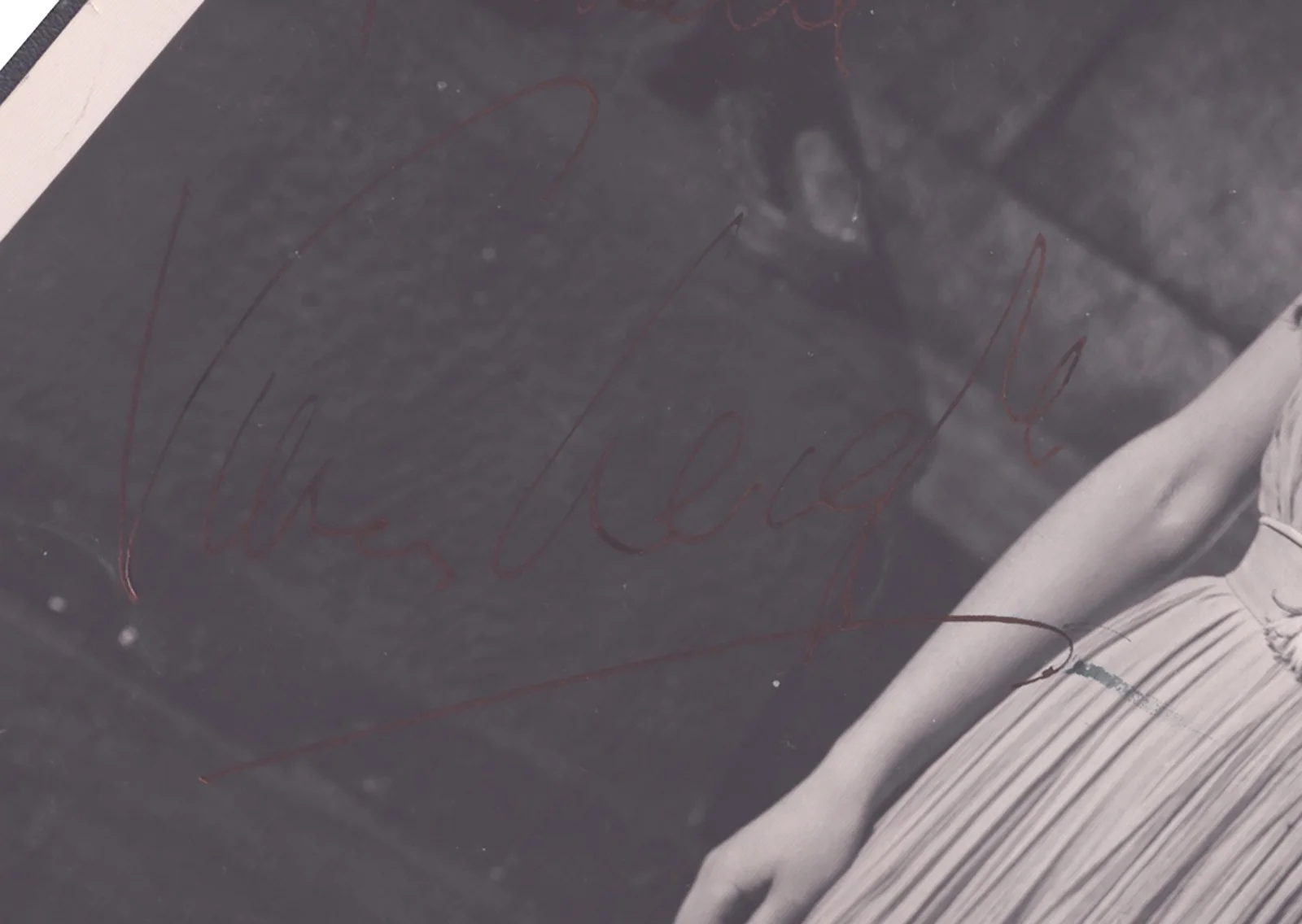 Vivien Leigh — VIVIEN LEIGH - INSCRIBED PHOTOGRAPH SIGNED, image 2