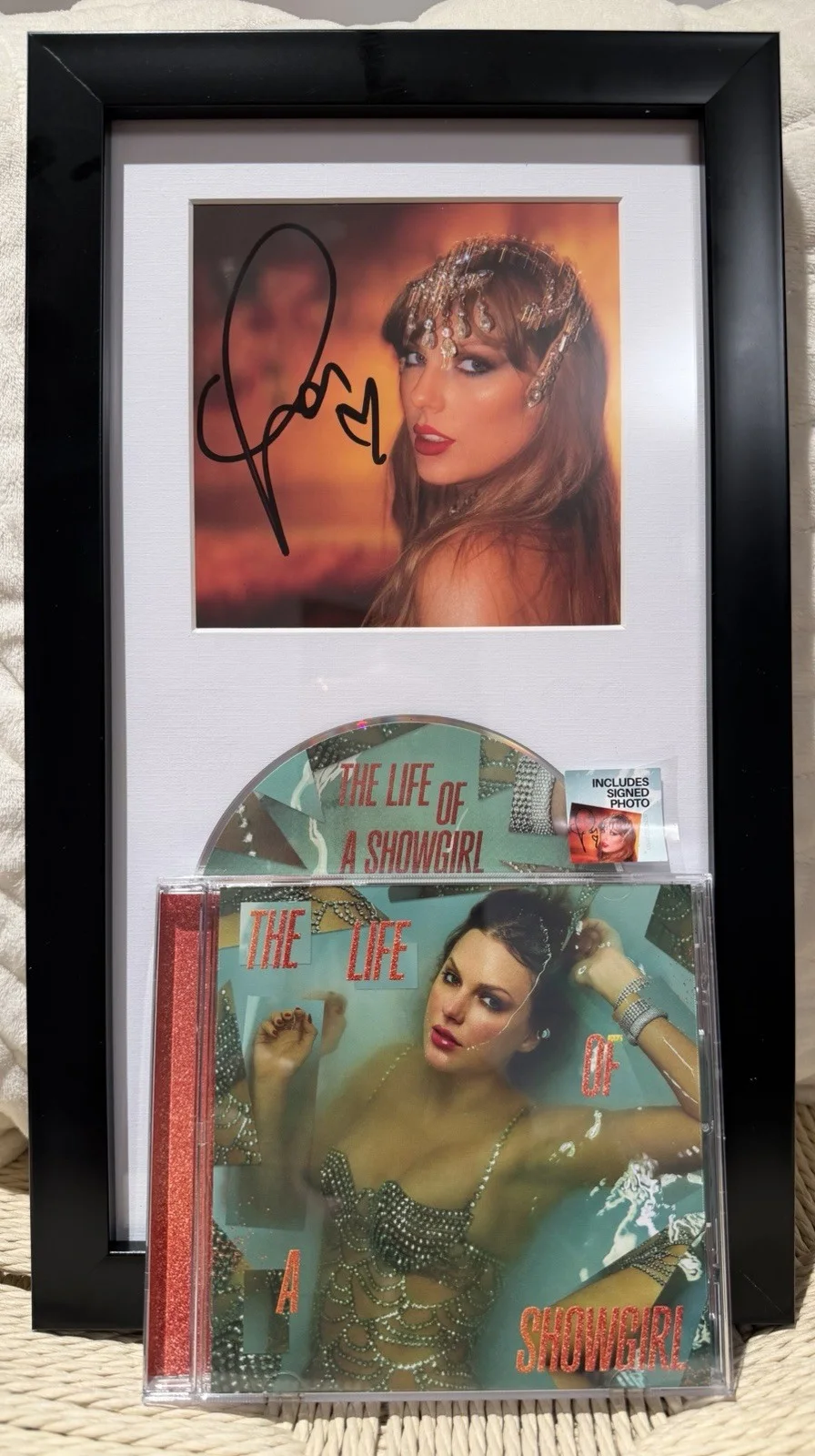 Taylor Swift — Taylor Swift Hand Signed Autographed Framed CD THE LIFE OF A SHOWGIRL PHOTO 1, изображение 2