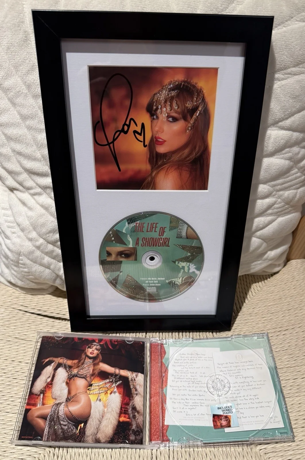 Taylor Swift — Taylor Swift Hand Signed Autographed Framed CD THE LIFE OF A SHOWGIRL PHOTO 1, изображение 3