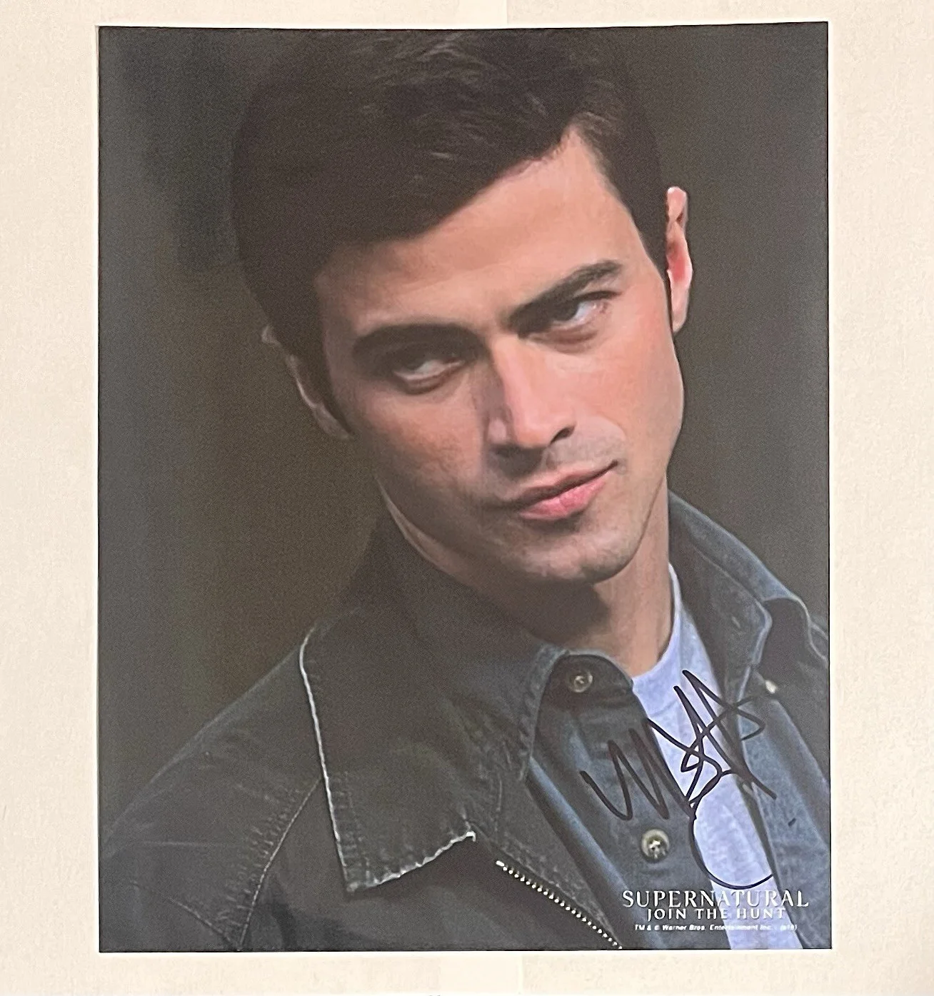 Mat Cohen — Matt Cohen SIGNED SUPERNATURAL 8x10 Photo W/ Logo As Young John Winchester SWAU, изображение 2