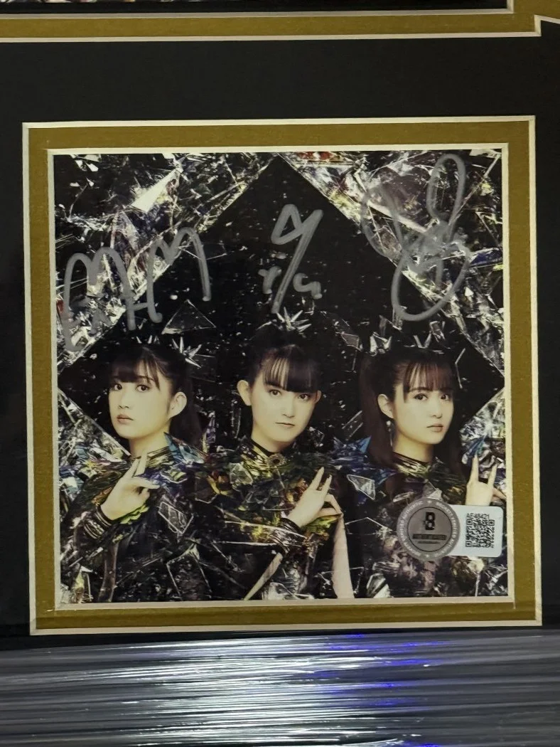 Baby Metal Autographed Album Insert Su-Metal Moammetal Momometal Framed BAS, изображение 2