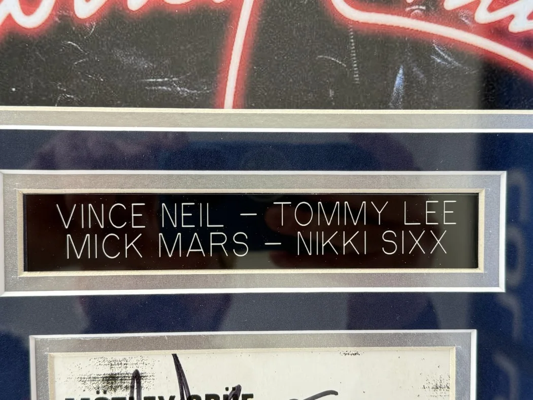 Motley Crue Signed CD Cover Vince Neil Tommy Lee Nikki Sixx Mick Mars Framed BAS, изображение 3