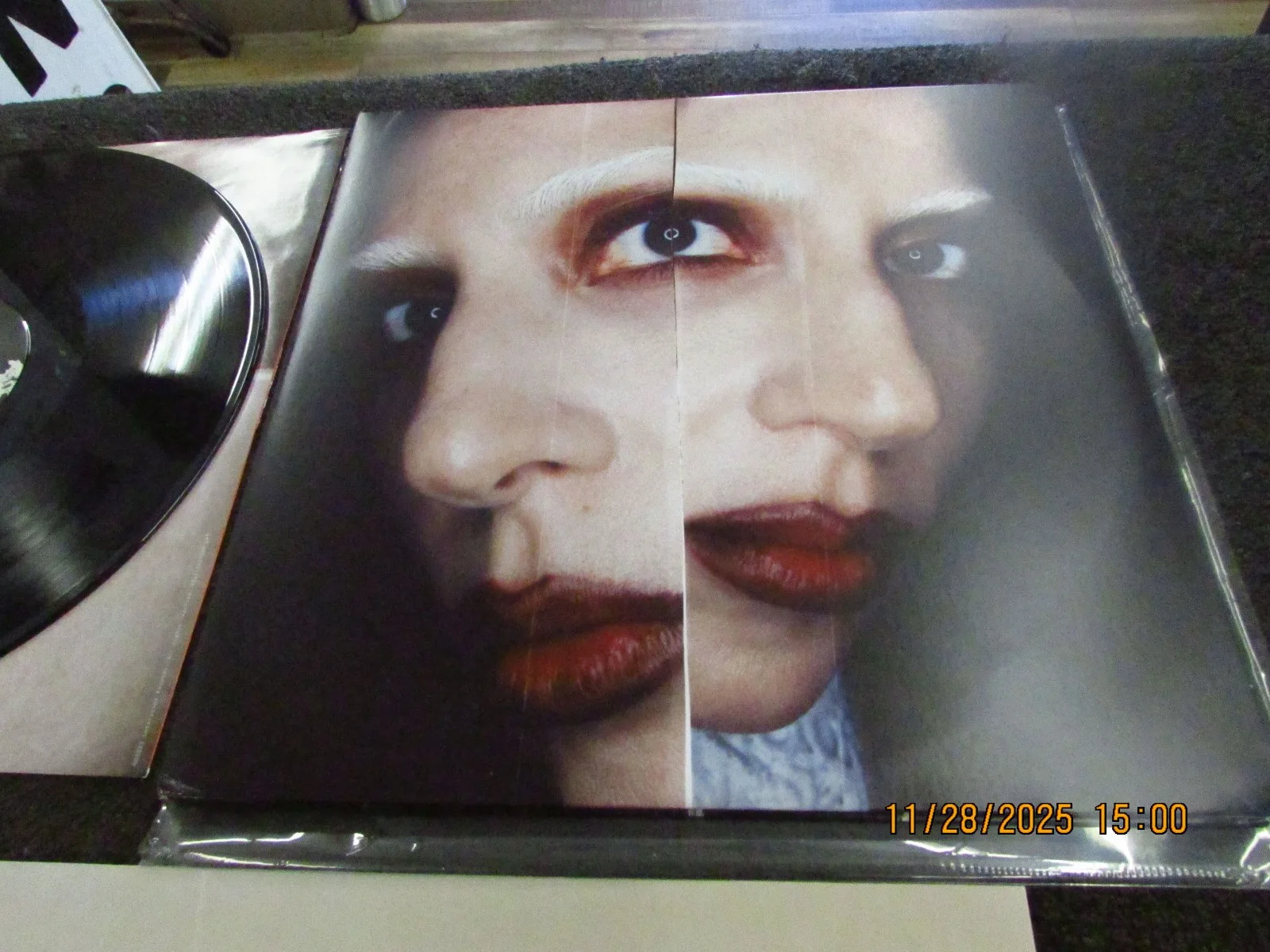 Lady Gaga — LADY GAGA SIGNED W/ HEART MAYHEM ALBUM PICTURE VINYL LP JSA DNA COA, изображение 5