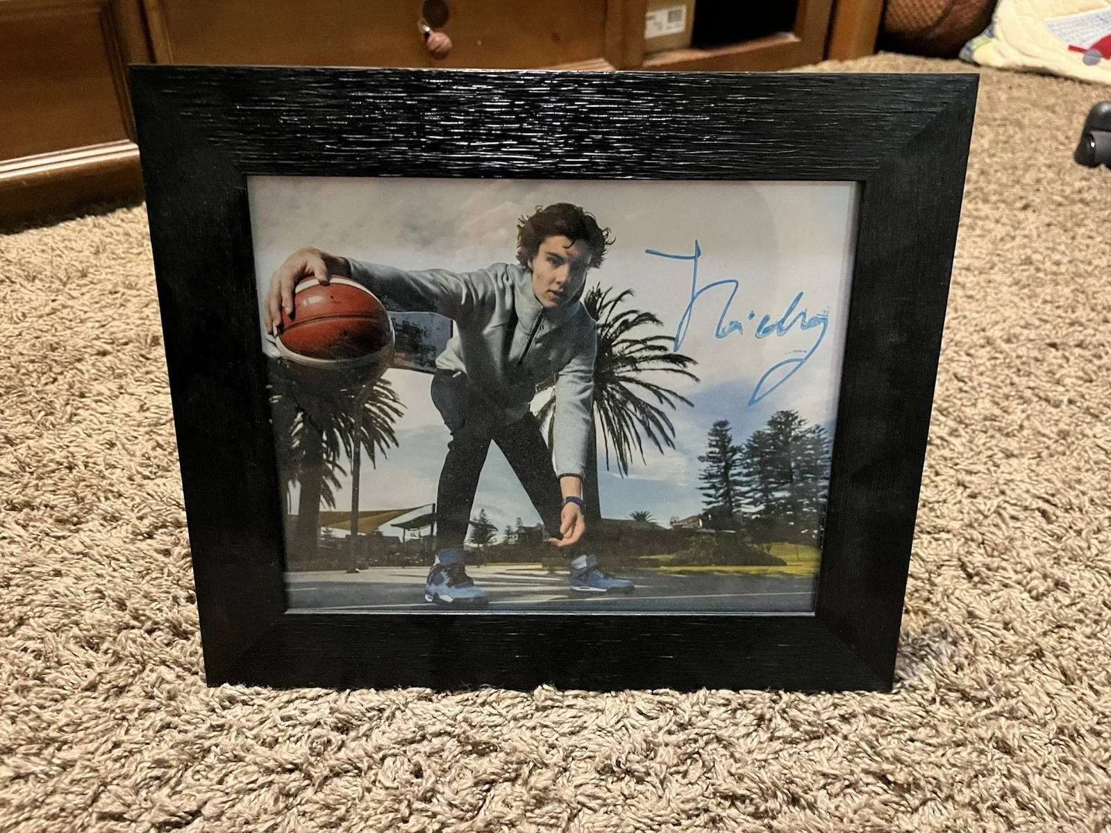 Josh Giddey Autographed Framed Photo. Frame is 13 inches by 11 inches, изображение 2