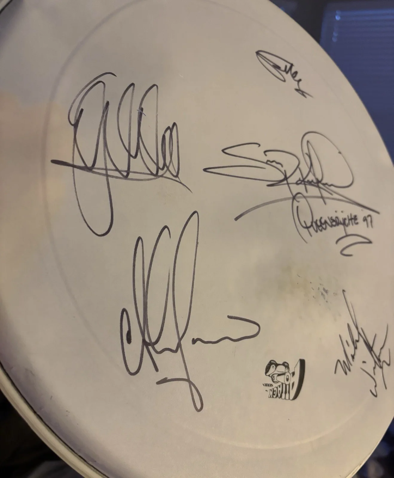 Queensrÿche 1997 drumhead signed (Geoff Tate), image 2