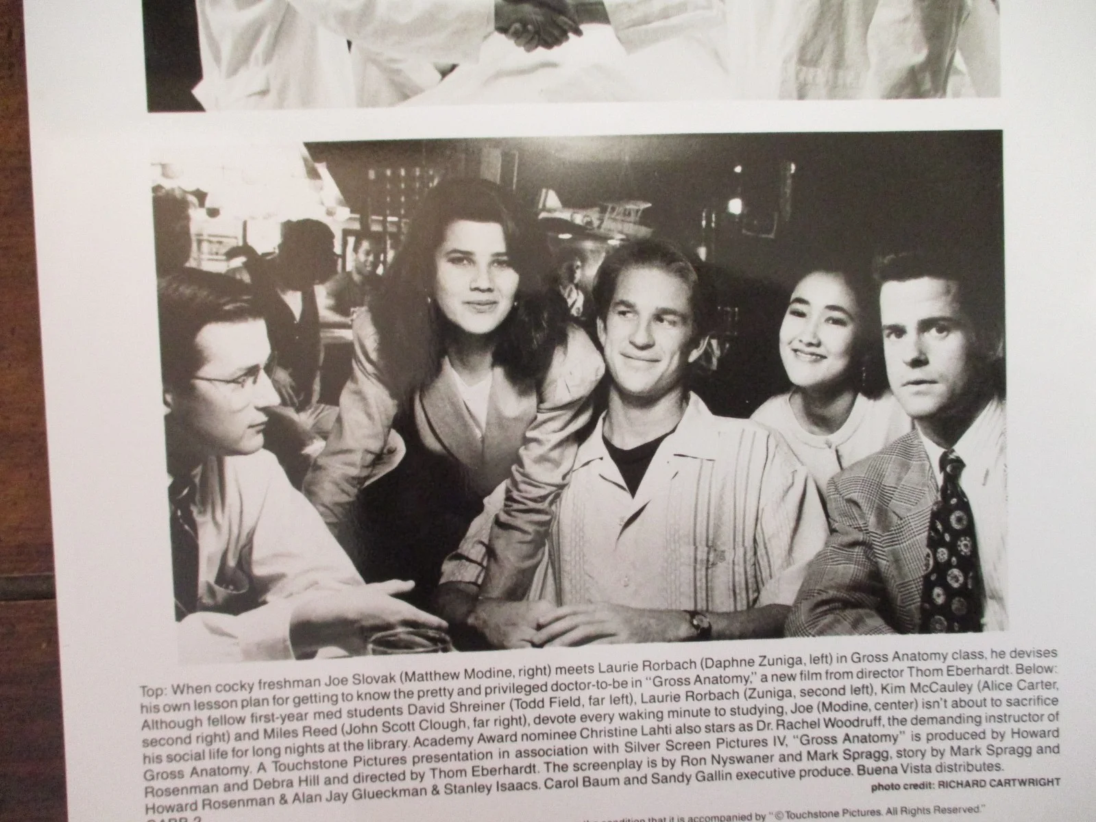 Daphne Zuniga/Alice Carter/John Scott Clough/Todd Field(GROSS ANATOMY)8x10 Photo, изображение 2