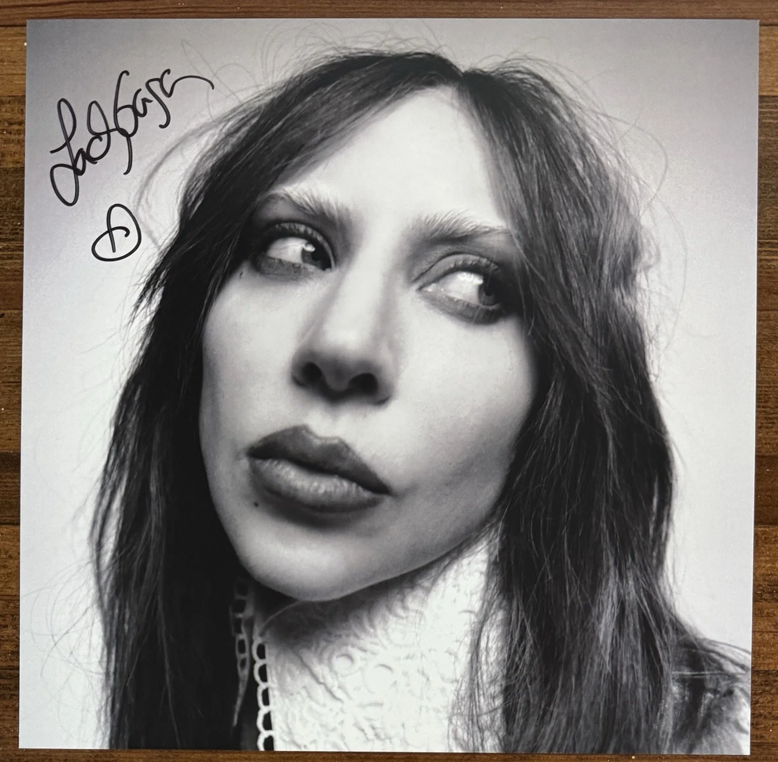 Lady Gaga — LADY GAGA SIGNED W/ HEART MAYHEM ALTERNATE PHOTO CARD & VINYL LP BECKETT BAS COA, изображение 2