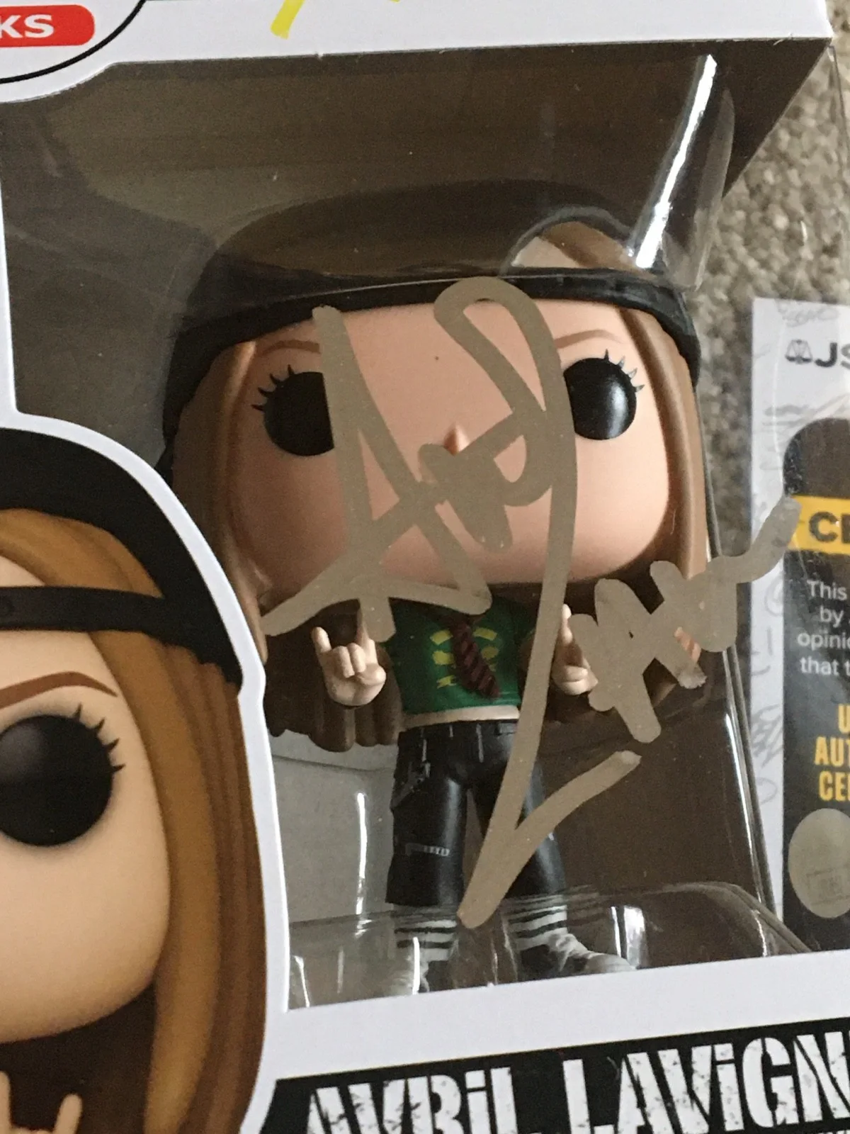 Avril Lavigne Signed Funko Pop 390 JSA COA RARE AUTOGRAPH ! No Vinyl CD, image 2