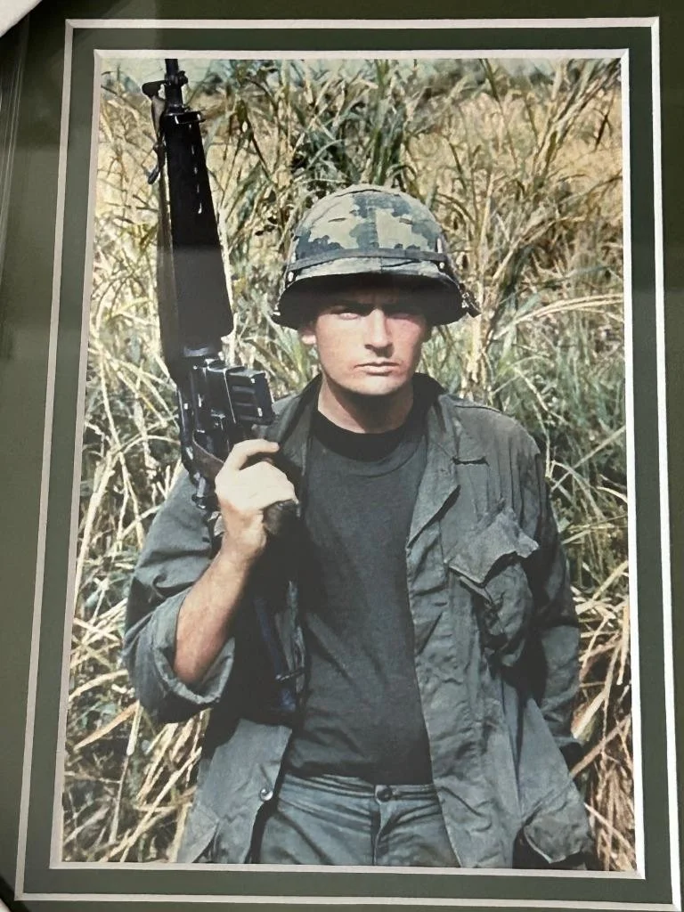 CHARLIE SHEEN — CHARLIE SHEEN PLATOON MOVIE CHRIS TAYLOR RARE SIGNED 21x12 CUSTOM FRAME JSA COA, изображение 2