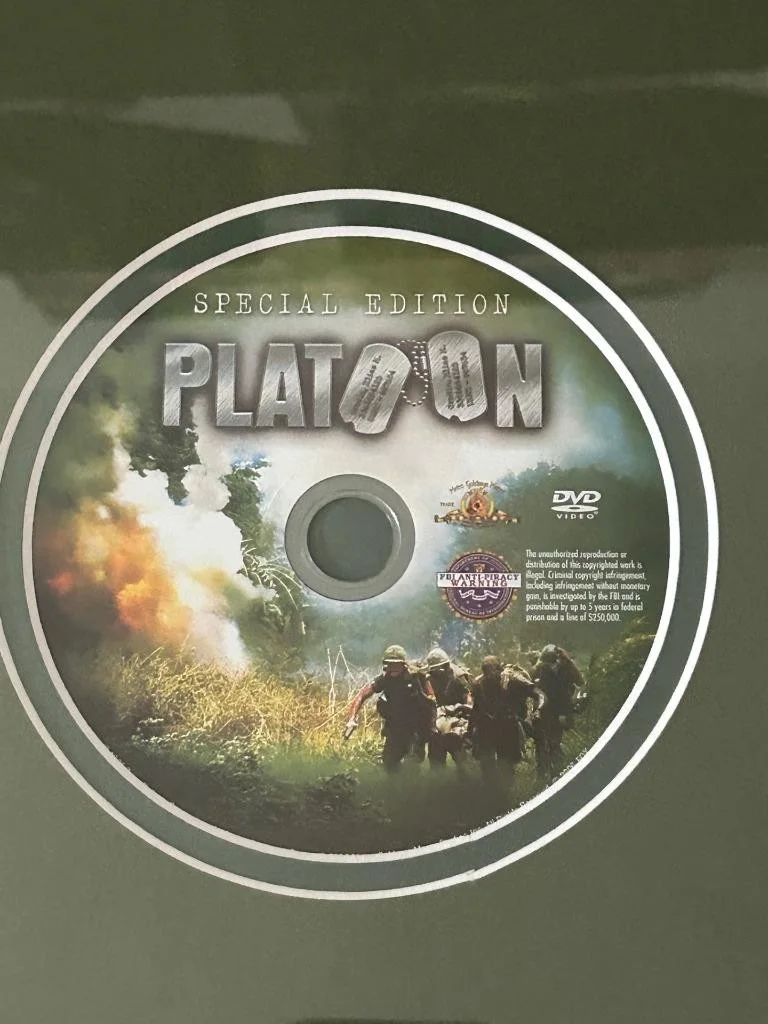 CHARLIE SHEEN — CHARLIE SHEEN PLATOON MOVIE CHRIS TAYLOR RARE SIGNED 21x12 CUSTOM FRAME JSA COA, изображение 3