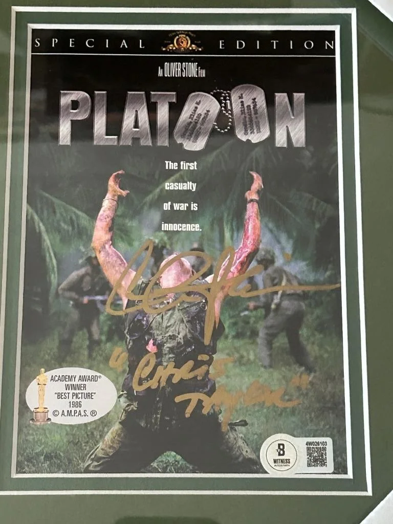 CHARLIE SHEEN — CHARLIE SHEEN PLATOON MOVIE CHRIS TAYLOR RARE SIGNED 21x12 CUSTOM FRAME JSA COA, изображение 4