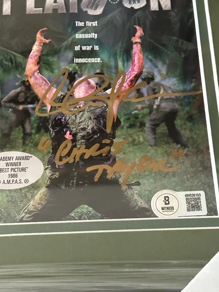CHARLIE SHEEN — CHARLIE SHEEN PLATOON MOVIE CHRIS TAYLOR RARE SIGNED 21x12 CUSTOM FRAME JSA COA, изображение 5
