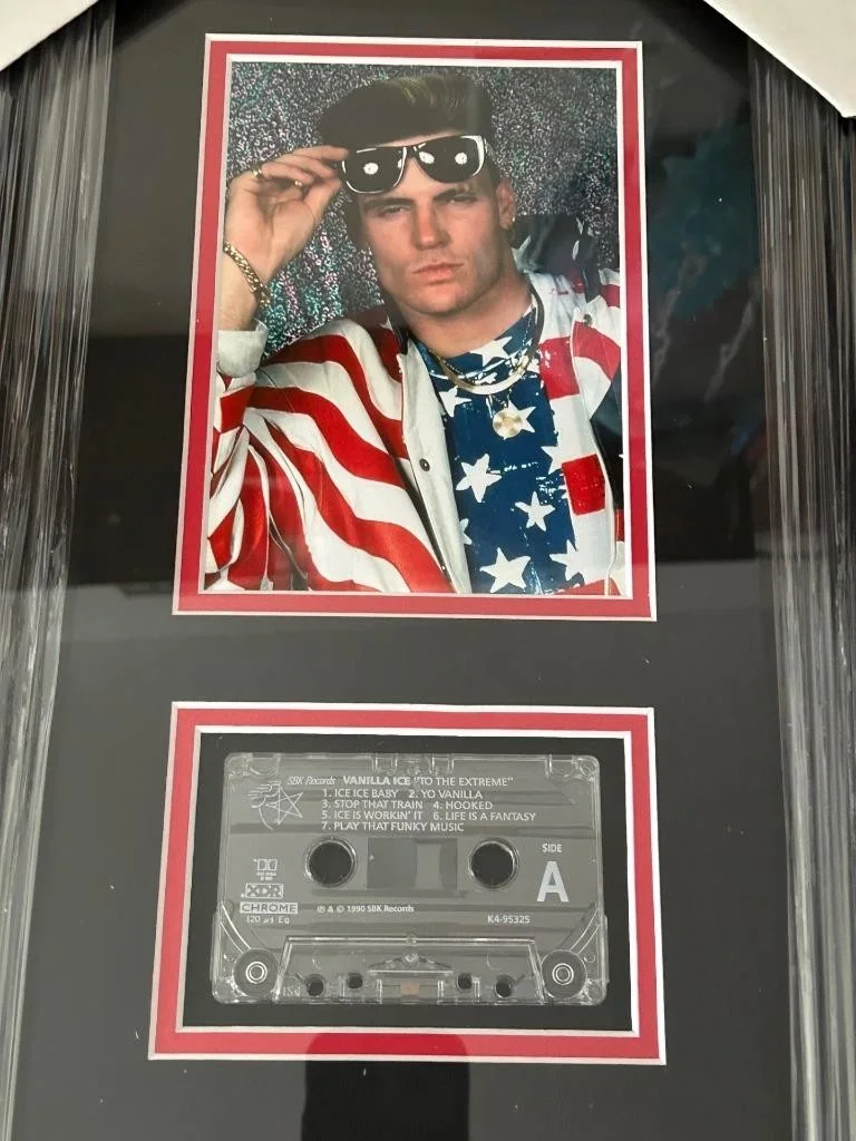 VANILLA ICE — VANILLA ICE TO THE EXTREME CASSETTE TAPE RARE SIGNED 21x11 CUSTOM FRAME JSA COA, изображение 2