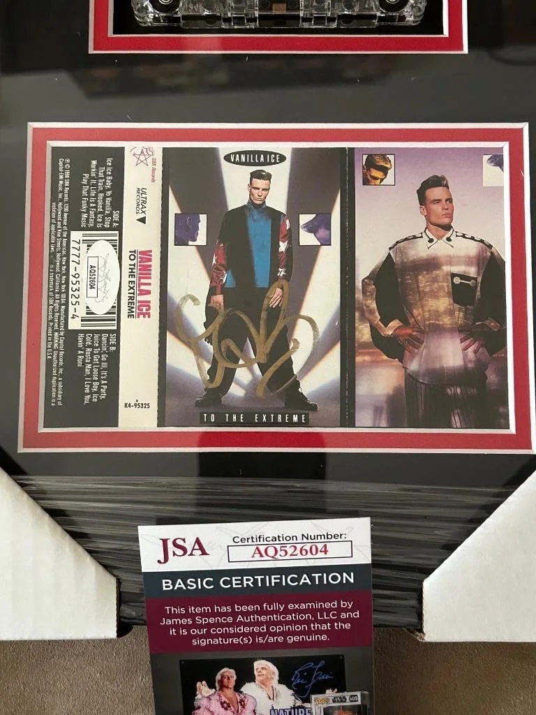 VANILLA ICE — VANILLA ICE TO THE EXTREME CASSETTE TAPE RARE SIGNED 21x11 CUSTOM FRAME JSA COA, изображение 3