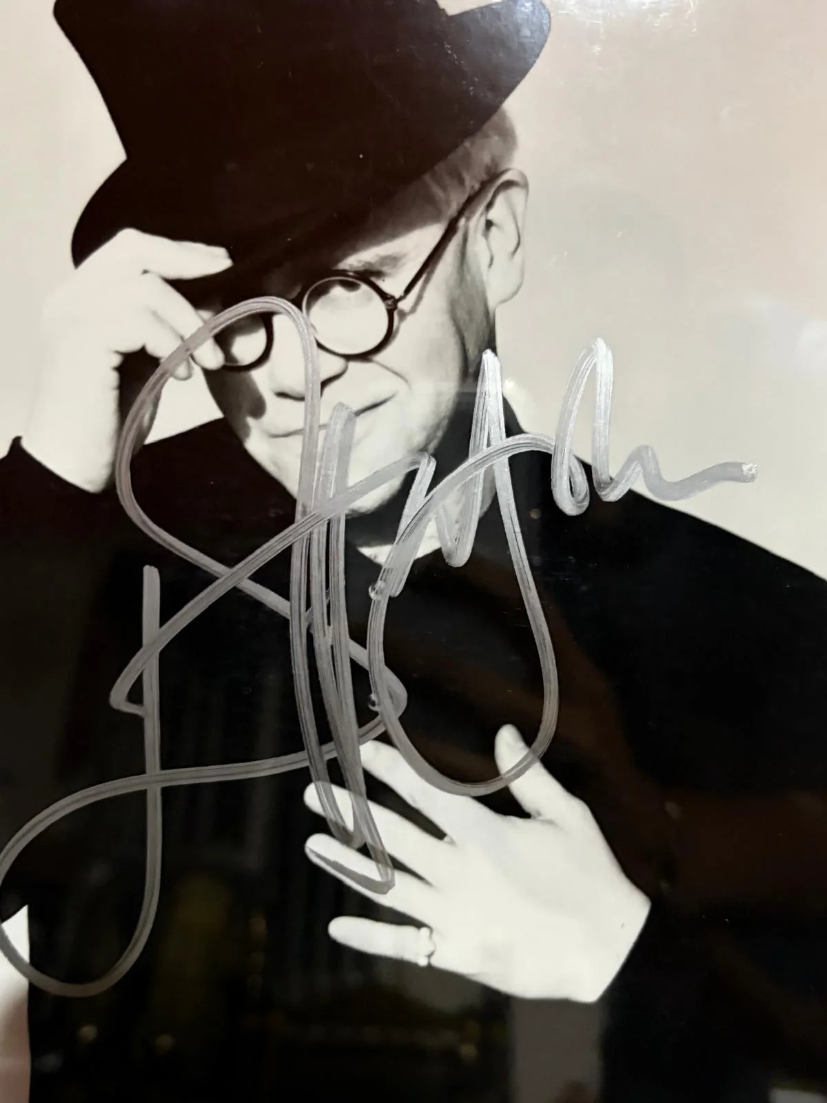 Elton John — ELTON JOHN SIGNED AUTOGRAPHED 8X10 PHOTO ENCAPSULATED SACRIFICE ROCKETMAN PSA 10, изображение 2