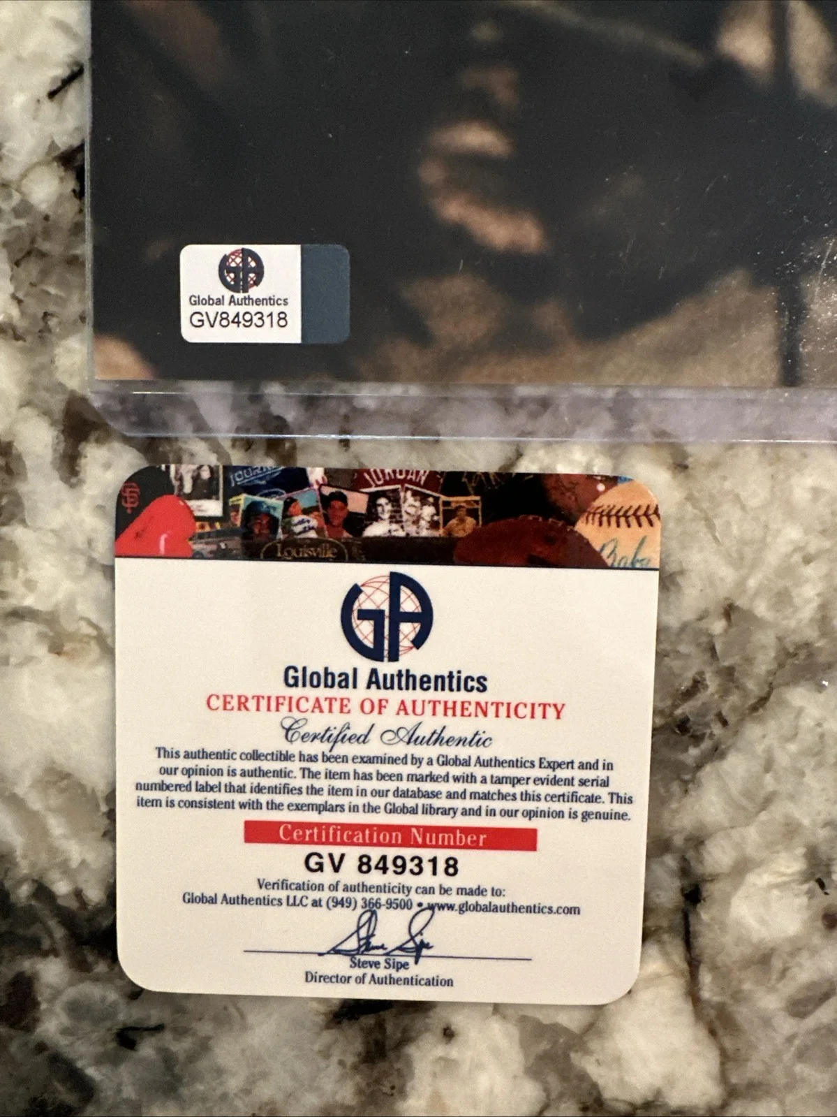 Gerard Butler — Gerard Butler 300 Signed 11x14 Photo With Global Authentication COA., image 2
